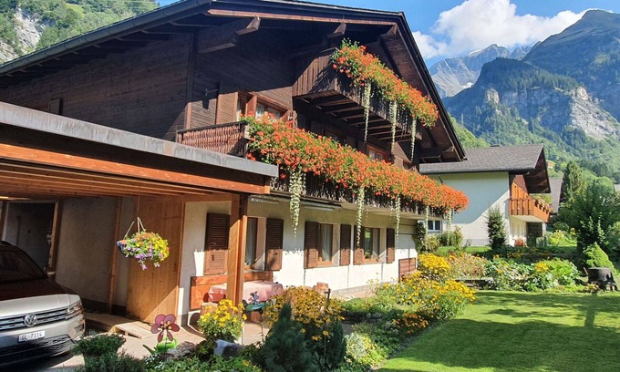 Elm Apartment | Cosy apartment for 7 people with WIFI, TV, patio, panoramic view and parking
