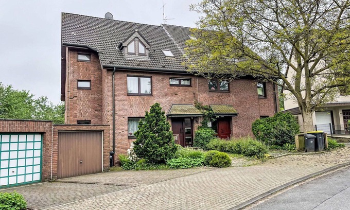Schonebeck Apartment | Cosy apartment for 3 guests with WIFI, TV, balcony and parking