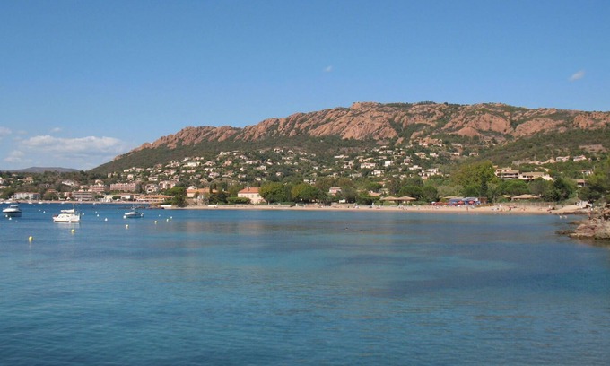 Le Dramont Apartment | Cosy apartment for 4 people with WIFI, pool, TV and terrace
