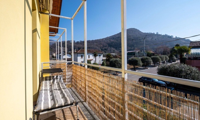 Brolo Apartment | Cosy apartment for 5 people with WIFI, pool, TV, terrace and pets allowed