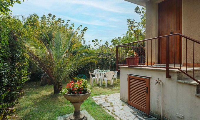 Marina di Pietrasanta Apartment | Cosy apartment for 5 people with WIFI, A/C, TV, balcony, pets allowed and parking