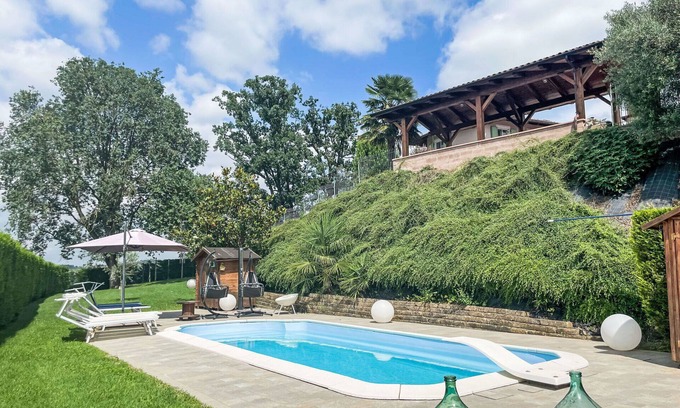 Portacomaro Apartment | Cosy apartment for 4 people with A/C, WIFI, pool, terrace, pets allowed, panoramic view and park.