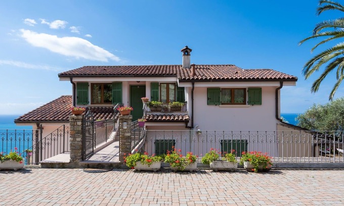 Ventimiglia Apartment | Cosy apartment for 4 people with A/C, WIFI, private pool, TV, patio, panoramic view and parking