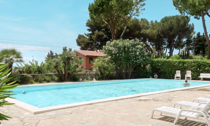 Latte Apartment | Cosy apartment for 4 guests with A/C, WIFI, pool, TV, terrace, pets allowed and parking