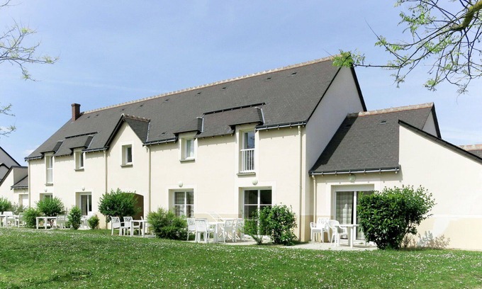 Azay-le-Rideau House | Cosy apartment in villa for 4 guests with WIFI, pool, TV, terrace, pets allowed and parking
