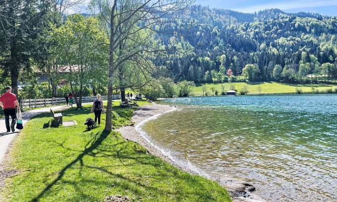 Schliersee House | Cosy apartment in villa for 5 guests with A/C, TV, terrace, pets allowed and parking