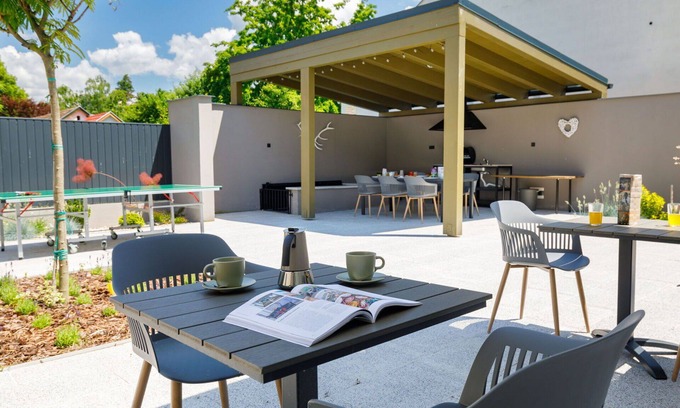 Balatonszarszo House | Cosy apartment in villa for 12 guests with hot tub, WIFI, A/C, TV and patio