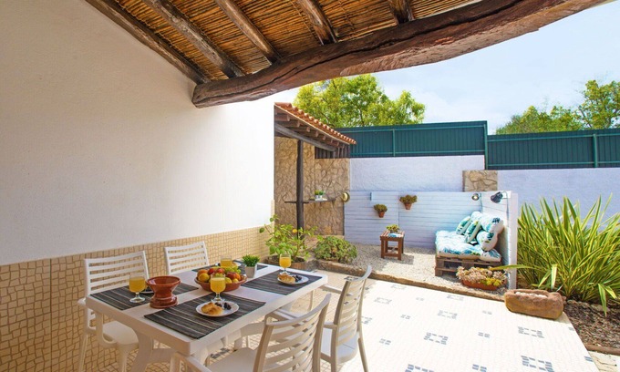 Mem Moniz House | Cosy apartment in villa for 4 guests with WIFI, pool, A/C, TV, patio and parking
