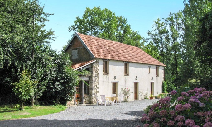 Savigny House | Cosy apartment in villa for 4 guests with WIFI, TV, pets allowed and parking