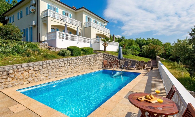 Martina House | Cosy apartment in villa for 6 people with WIFI, pool, A/C, TV, terrace, pets allowed and parking