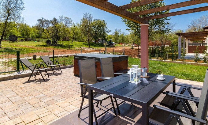 Kaldanija House | Cosy apartment in villa with hot tub, pool, WIFI, A/C, TV, terrace, pets allowed and parking