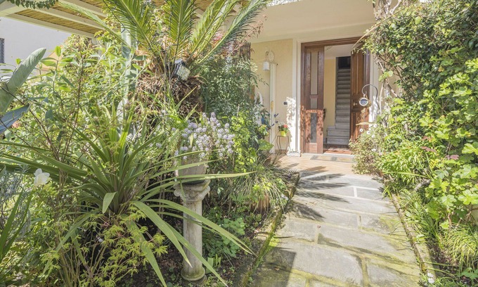 Seravezza Apartment | Cosy apartment for 6 guests with WIFI, hot tub, A/C, balcony, pets allowed and parking