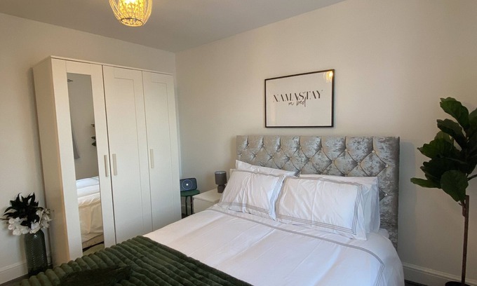 Swanscombe Apartment | Cosy apartment near Bluewater Shopping Centre. Pet Friendly!