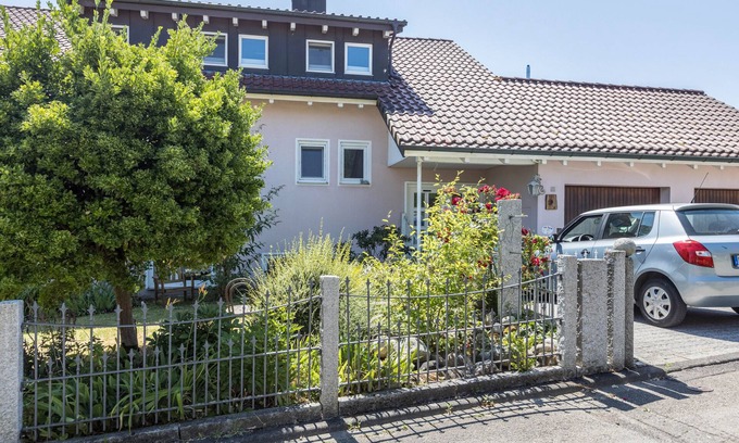 Gaienhofen Apartment | Cosy Apartment “Rosengarten” close to Lake Constance with Wi-Fi, Terrace & Garden