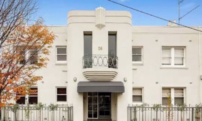 Collingwood Apartment | Cosy Art Deco Apartment - near CBD and parks with private carpark