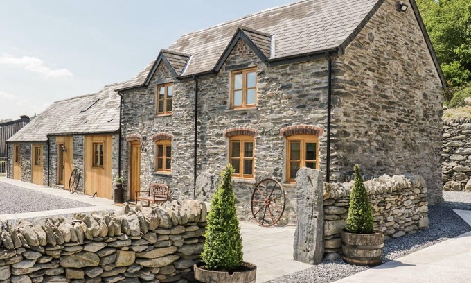 Corwen House | Cosy Barn - Sleeps 8, Hot Tub & Countryside Views