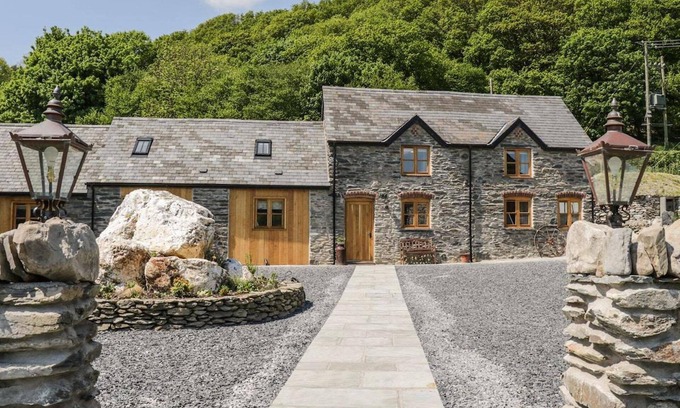 Corwen House | Cosy Barn - Sleeps 8, Hot Tub & Countryside Views