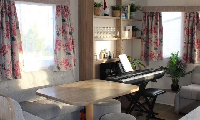 Layer Marney House | Cosy beachfront getaway in West Mersea- fishing, golf & swimming pool onsite