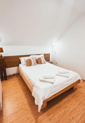 Turnu Magurele House | Cosy bedroom for 2 with Balcony in a Family Villa