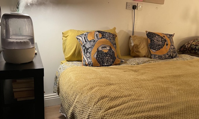 Dudden Hill Apartment | Cosy bedroom w toilet