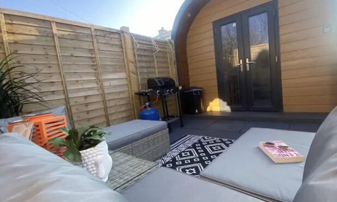 Saundersfoot Cabin | Cosy cabin near Tenby & Saundersfoot, great for a romantic break or to escape