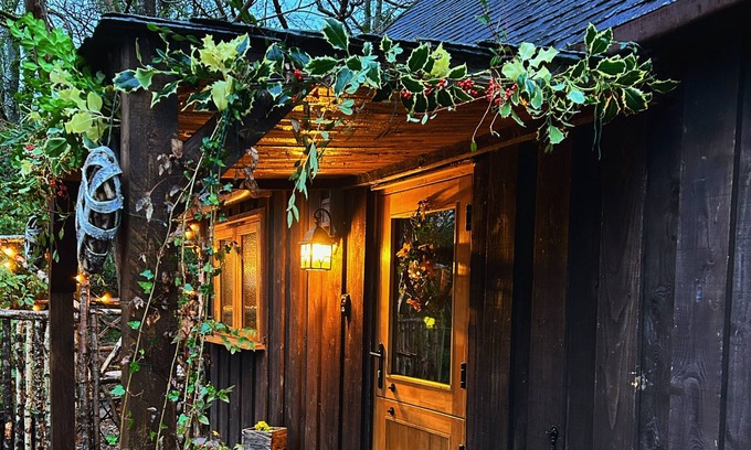 Milton Of Buchanan Cabin | Cosy cabin overlooking River Mar with private magical woodland garden.