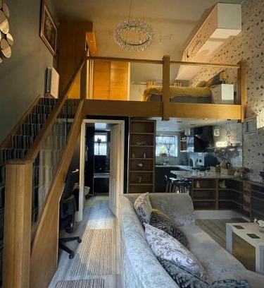 Wolverhampton Apartment | Cosy Cabin-Style Home - Work & Leisure