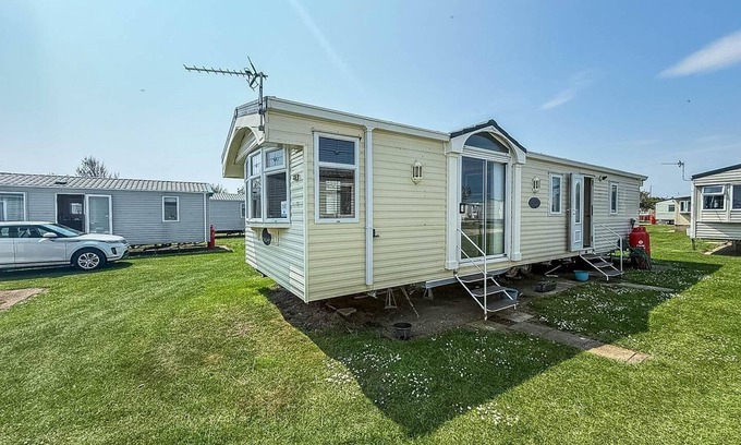 Winestead House | Cosy caravan at Sand le Mere Holiday Park in Yorkshire ref 71004G