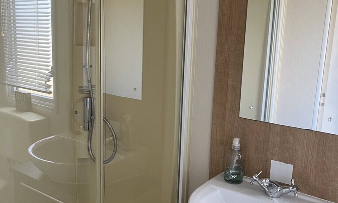 Minster on Sea House | Cosy Caravan in a quiet corner of the site - with a beautiful sea view!