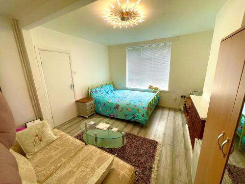 Wandle Valley House | Cosy Carshalton Double Retreat
