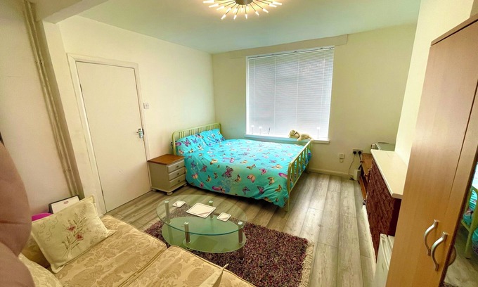 Wandle Valley House | Cosy Carshalton Double Retreat