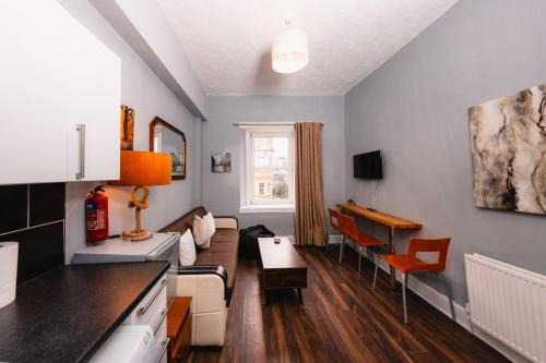 Tollcross Apartment | Cosy Central Apartment by the Meadows 10