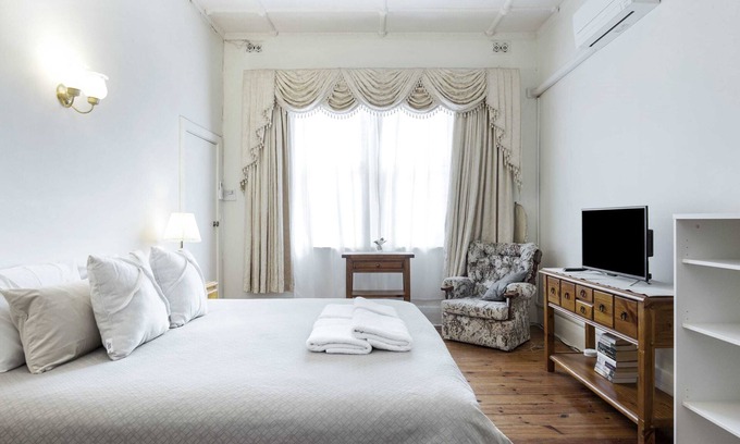 Glenelg Apartment | Cosy Central Glenelg | Park Views