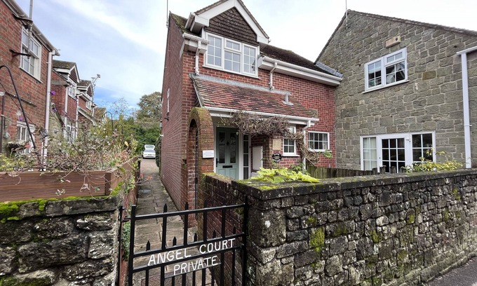 Shaftesbury Cottage | Cosy central Shaftesbury 2 bed cottage with Parking