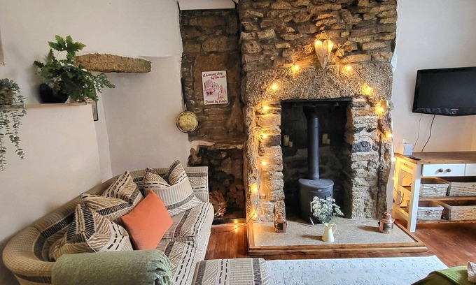 St Just Apartment | Cosy Central St Just Apartment with Wood burner fireplace. Close to great walks.