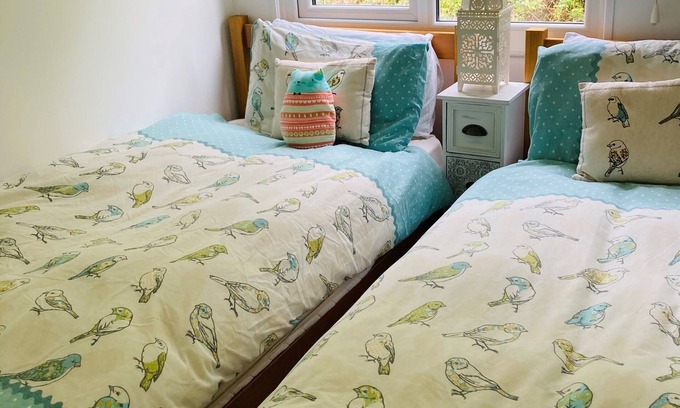 Pembroke Ski Chalet | Cosy chalet located 6 min walk from the beach!
