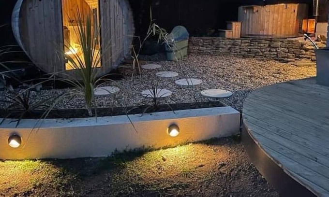 Stroud Cabin | Cosy chalet with sauna and hot tub