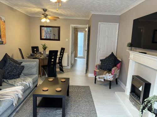 Southampton House | Cosy Corner - 2 beds, free parking, next to Southampton General Hospital