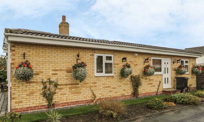 Haxby Cottage | COSY CORNER, character holiday cottage, with a garden in Haxby