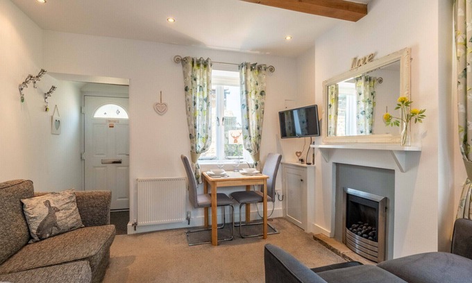 Baslow House | Cosy Corner - One Bedroom House, Sleeps 2