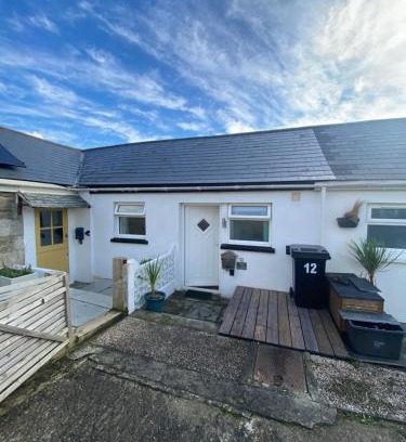 Newquay Apartment | Cosy Cornish cottage with rural views