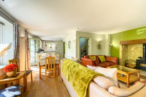 Cirencester House | Cosy Cotswold Lodge by Your Home Here - SUMMER SALE for 3 PLUS NIGHTS - ideal for families with log-burner, spa, private parking, EV recharging and heated swimming pools
