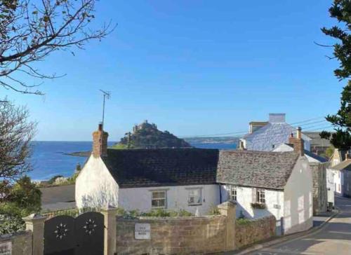 Marazion House | Cosy Cottage Central Marazion with Parking