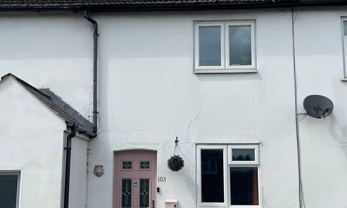 Aldershot Cottage | Cosy cottage getaway. A stones throw from 1349 hectares of beautiful heathland.