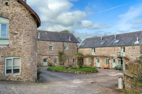 Chillington Apartment | Cosy Cottage Huge Garden w Lake BBQs & Seating