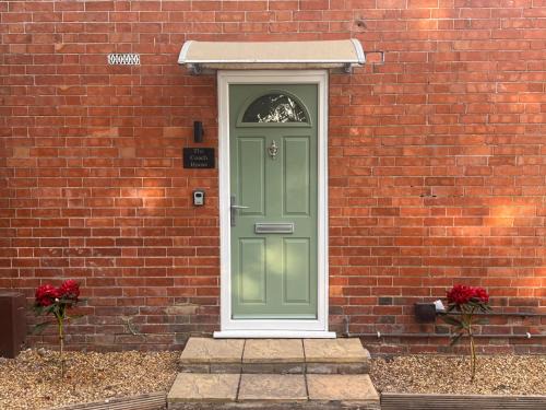 Christchurch Apartment | Cosy cottage in Christchurch with a double bedroom, twin bedded Sunshine Room, private garden & parking