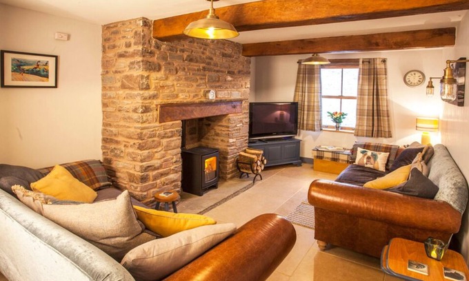 Brecon Cottage | Cosy cottage in hamlet with pub, near Brecon - children and/or dogs welcome!