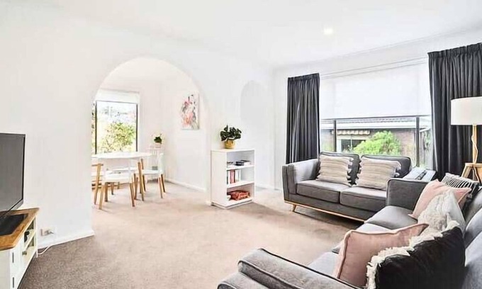 Sandy Bay Cottage | Cosy Cottage | Parking | Close to CBD & Casino.