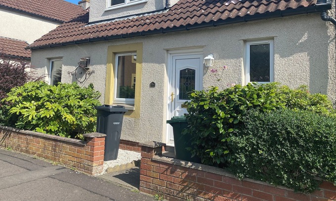 Longcroft Cottage | Cosy Cottage with free parking close to the airport