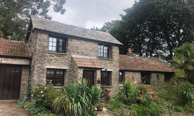 Barnstaple Cottage | Cosy cottage with hot tub and outdoor space